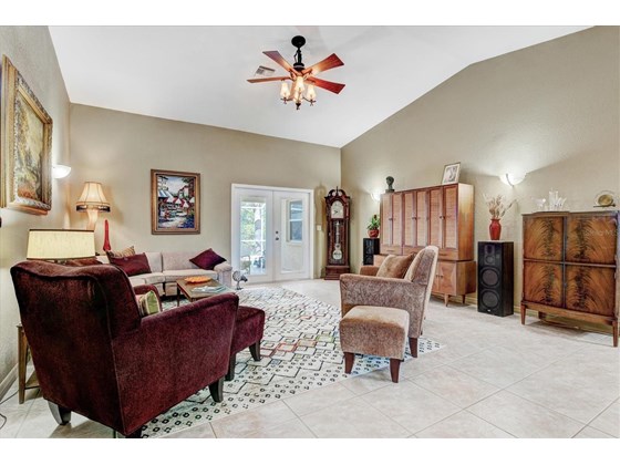 Living room, vaulted ceilings - Single Family Home for sale at 1518 Bel Air Star Pkwy, Sarasota, FL 34240 - MLS Number is A4506654