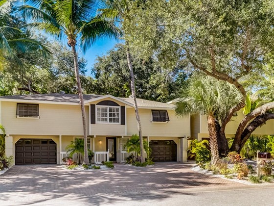 Single Family Home for sale at 5227 Siesta Cove Dr, Sarasota, FL 34242 - MLS Number is A4519271